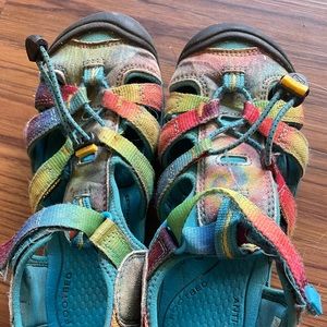 Tie dyed size 4 kids keens